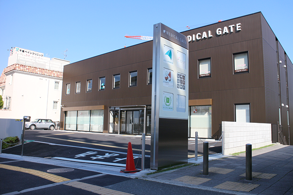 側道を入り、少路駅前左側に当院の入る医療ビル『メディカルゲート』があります。