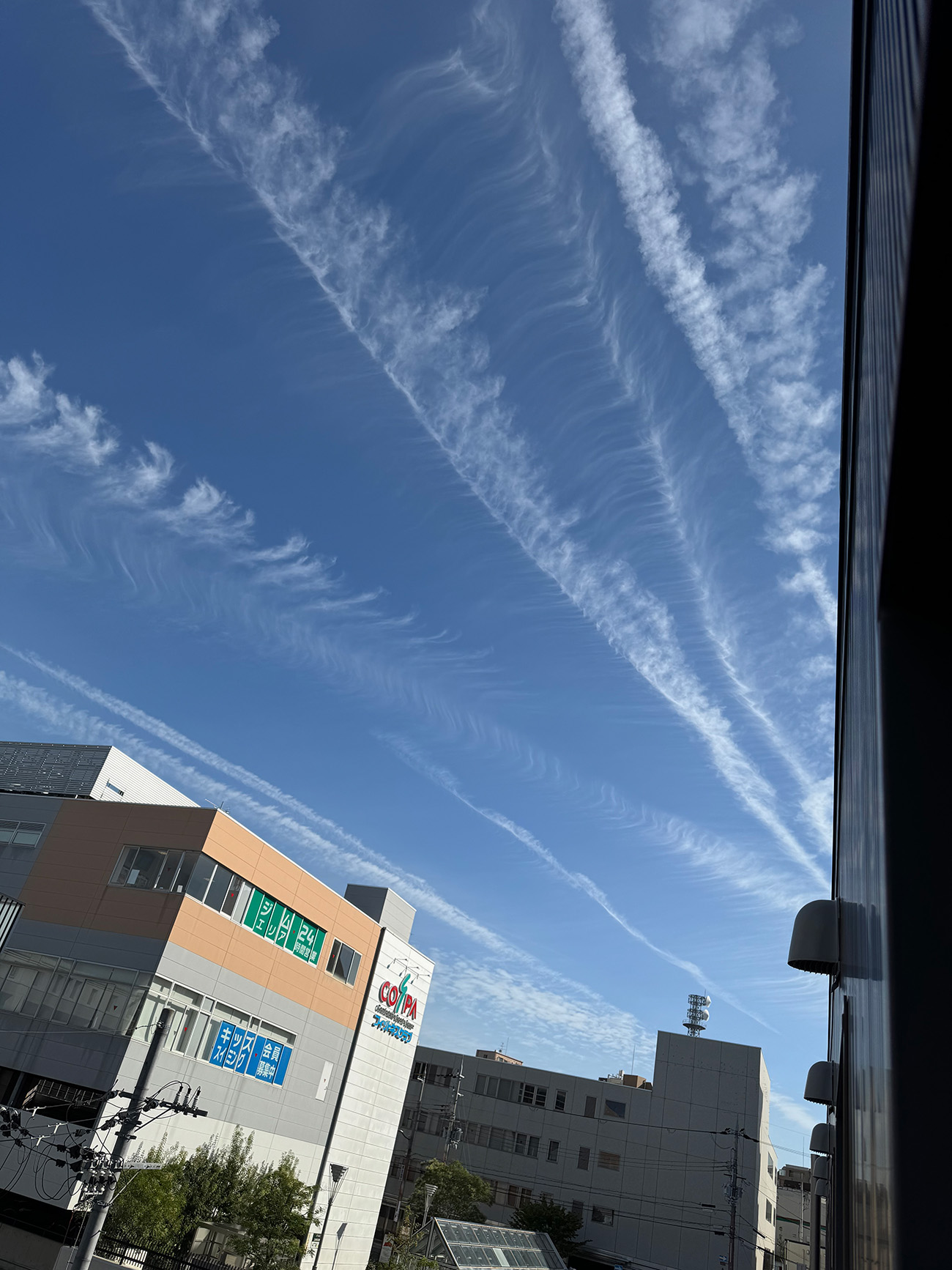 飛行機雲の写真